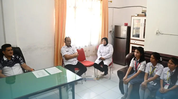 Delapan Siswa Prakerin di Kantor Dinas Kominfo Kabupaten Nias