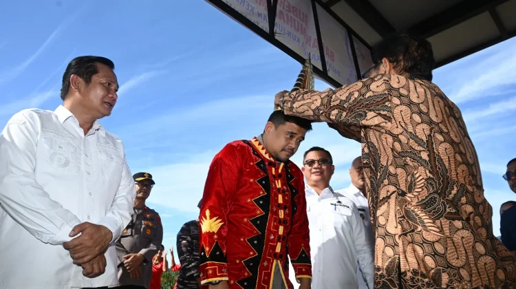 Ratusan Warga Padati Bandara Binaka Sambut Kedatangan Gubernur Sumut