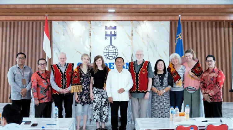 Keturunan Misionaris RMG Napak Tilas Sejarah Pelayanan di Nias