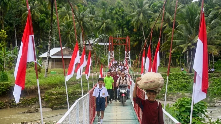 Jembatan Gantung Sungai Hou Rampung, Warga Sampaikan Apresiasi