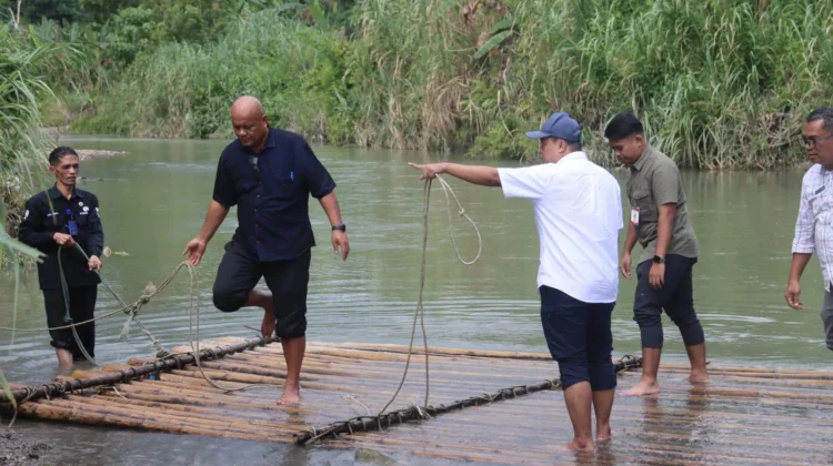 Bupati Nias Utara Dampingi Stafsus Mendagri Tinjau Jembatan Alasa