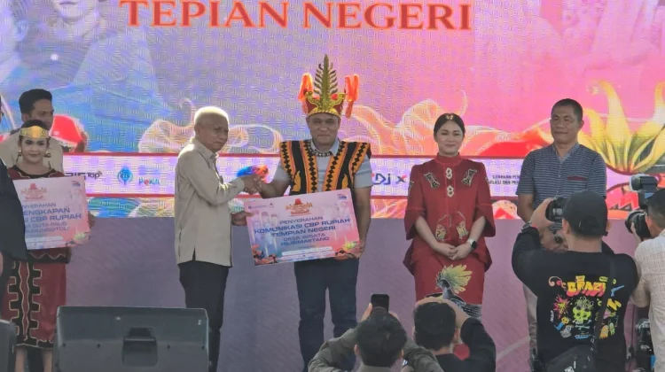 Desa Hilisiametano Terima Perlengkapan Edukasi Cinta, Bangga dan Paham Rupiah