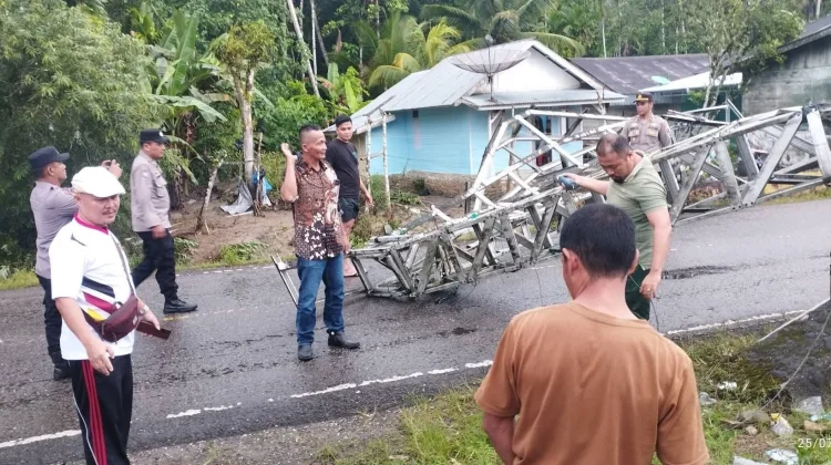 Gapura Perbatasan Antar Kecamatan Tumbang, Jalan Umum Terganggu