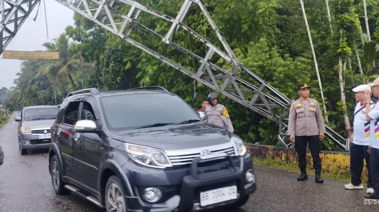 Gapura Perbatasan Antar Kecamatan Tumbang, Jalan Umum Terganggu