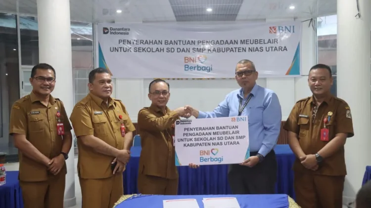 BNI Gunungsitoli Serahkan Bantuan Meubelair untuk 4 Sekolah SD dan SMP di Nisut