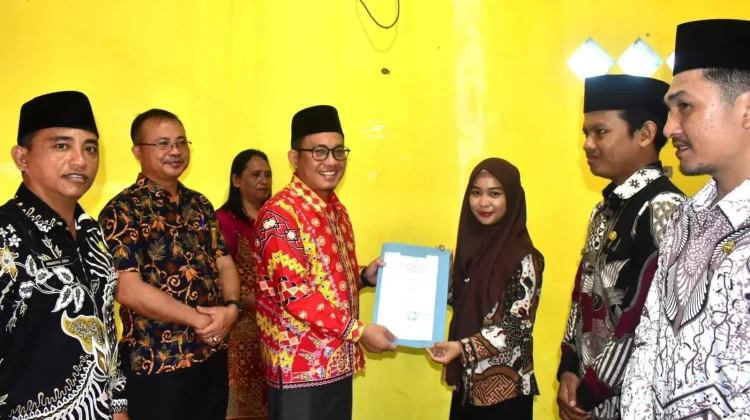 Dua Pegawai KUA Gustar Terima SK Pengangkatan Pertama Jabatan Fungsional PNS