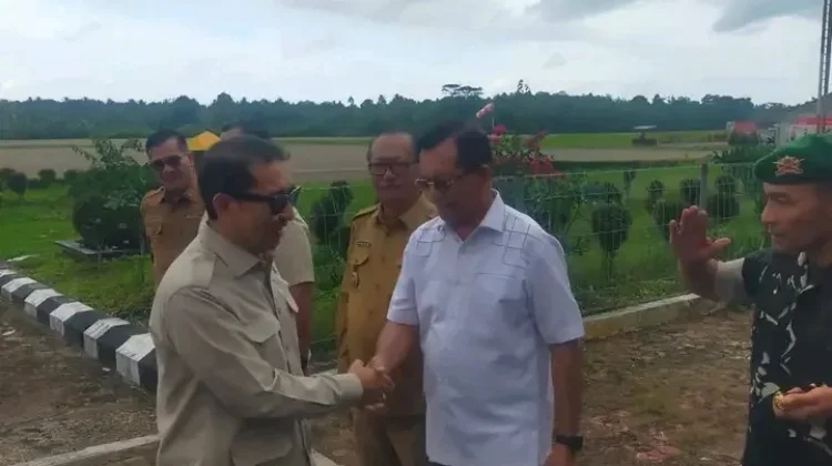 Wabup Nias Utara Sambut Kedatangan Menteri Kebudayaan RI di Bandara Binaka