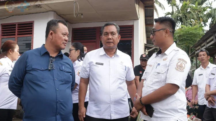 Turut Prihatin, Walikota Sowa'a Salurkan Bantuan bagi Korban Kebakaran Desa Mudik