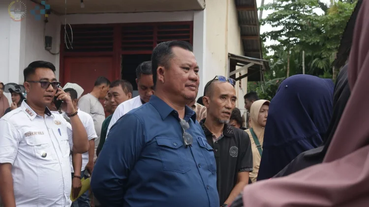 Turut Prihatin, Walikota Sowa'a Salurkan Bantuan bagi Korban Kebakaran Desa Mudik