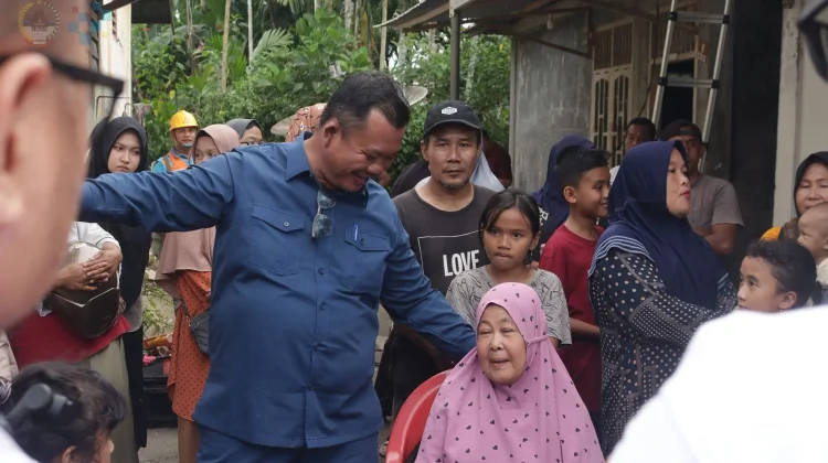 Turut Prihatin, Walikota Sowa'a Salurkan Bantuan bagi Korban Kebakaran Desa Mudik