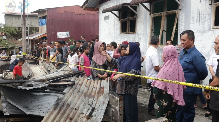 Turut Prihatin, Walikota Sowa'a Salurkan Bantuan bagi Korban Kebakaran Desa Mudik