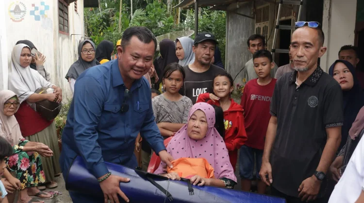 Turut Prihatin, Walikota Sowa'a Salurkan Bantuan bagi Korban Kebakaran Desa Mudik