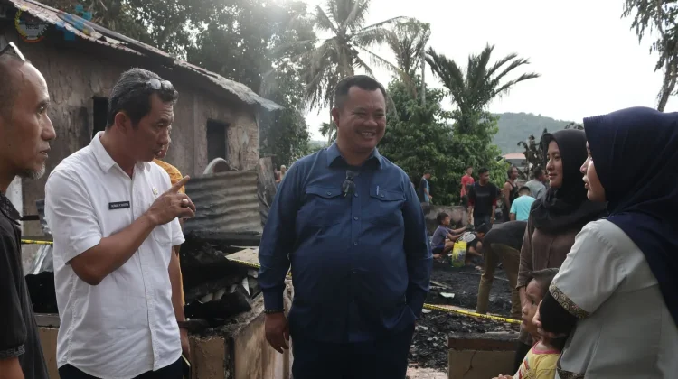 Turut Prihatin, Walikota Sowa'a Salurkan Bantuan bagi Korban Kebakaran Desa Mudik