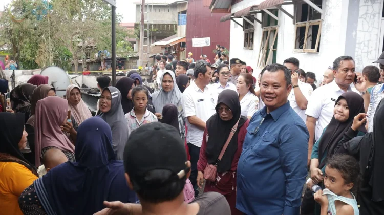 Turut Prihatin, Walikota Sowa'a Salurkan Bantuan bagi Korban Kebakaran Desa Mudik
