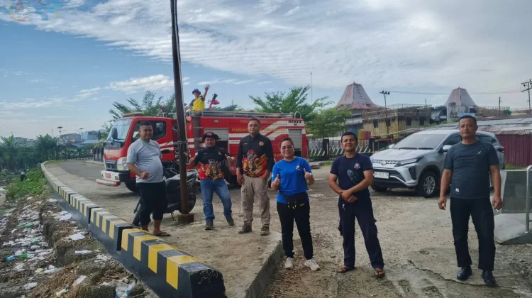 Damkarmat Gunungsitoli Sigap Respons Laporan Kemunculan Ular Sanca