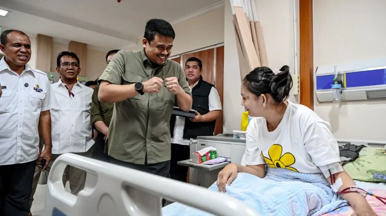 Gubsu Tanggung Biaya Transportasi 2 Pasien Rujukan dari RSUD M Thomsen