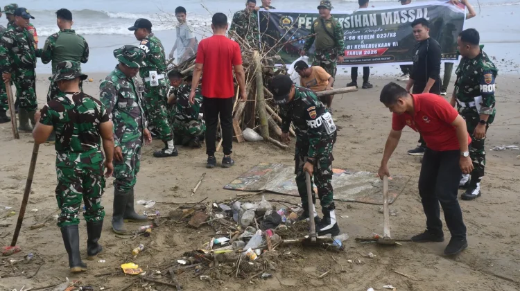 Kodim 0213/Nias dan Warga Gotong Royong Bersihkan Pantai Ilir