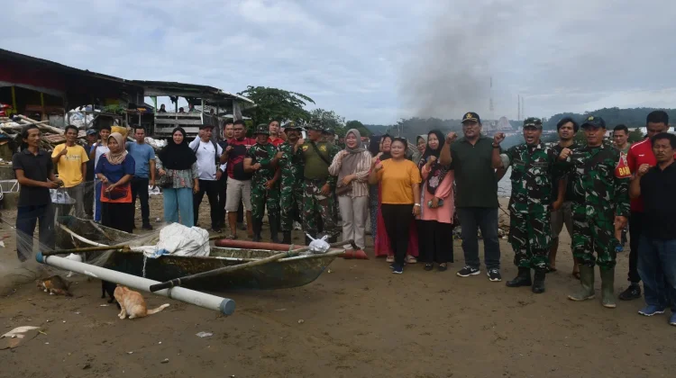 Jaga Kebersihan Pesisir, TNI dan Masyarakat Bersihkan Pantai Ilir
