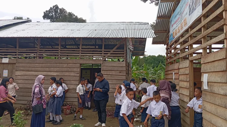 Jalan Kaki hingga 5 Kilometer, Siswa SMP di Nias Utara Tetap Semangat Sekolah