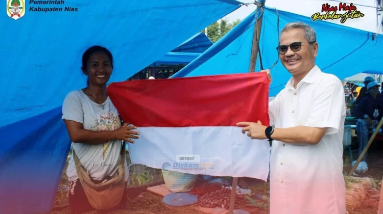 Bagi-bagi Bendera Merah Putih di Pekan Hiliweto Gido, Semarak Songsong HUT Kemri