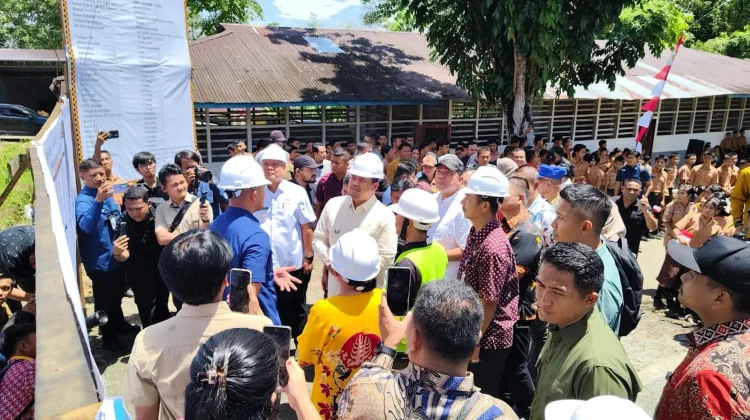 Tinjau Rehab SMKN 1 Lotu, Gubsu: Sekolah Gratis Bikin Anggaran Lebih Fleksibel