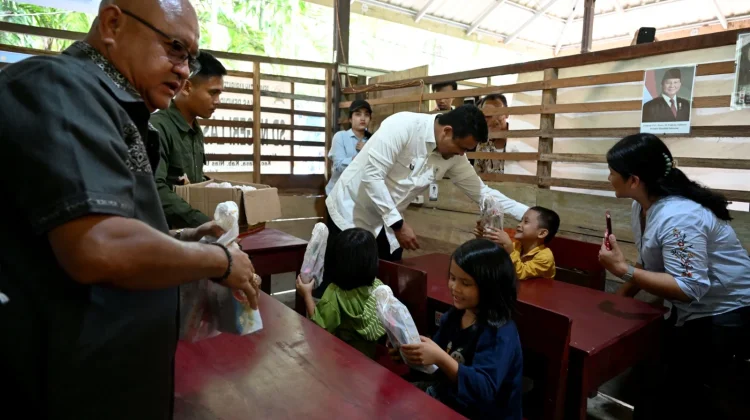 Warga dan Siswa Sambut Gembira Rencana Gubernur Bobby Bangun SD Negeri Lasara