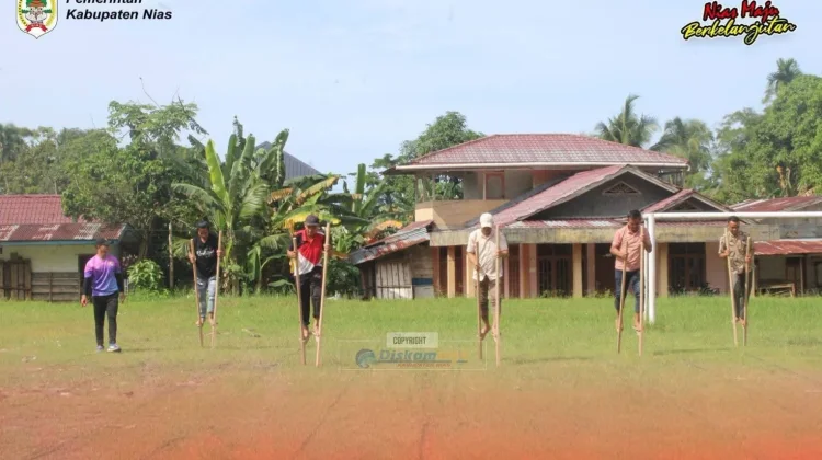 Seru! Lomba Egrang di Kabupaten Nias Sambut HUT Kemerdekaan