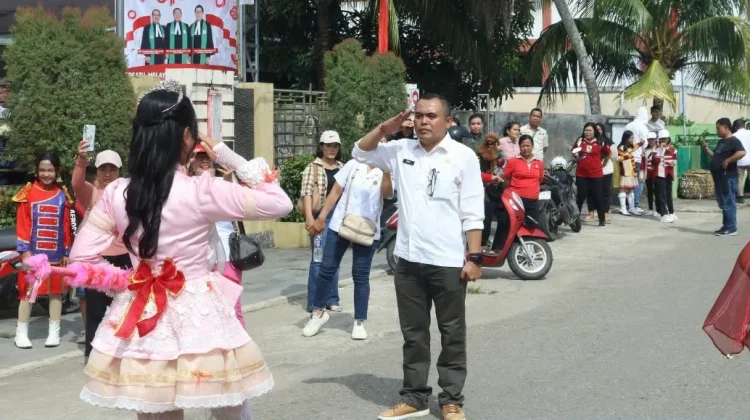 Sekda Lepas Defile Drum Band, Semarak HUT ke-81 RI