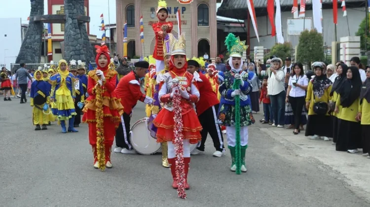 Sekda Lepas Defile Drum Band, Semarak HUT ke-81 RI