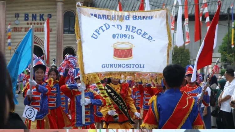 Sekda Lepas Defile Drum Band, Semarak HUT ke-81 RI