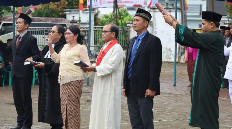 Bupati Nias Barat Lantik 93 Pejabat Administrator Eselon III dan IV