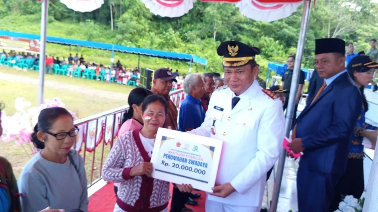 Sebanyak 200 Warga Nias Barat Terima Buku Rekening BSPS Tahap Pertama