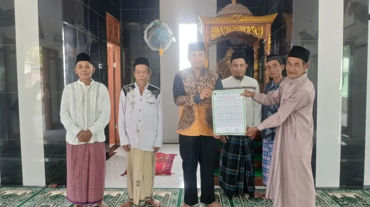 Tingkatkan Pelayanan Keagamaan, Kepala KUA Serahkan Jadwal Shalat untuk BKM
