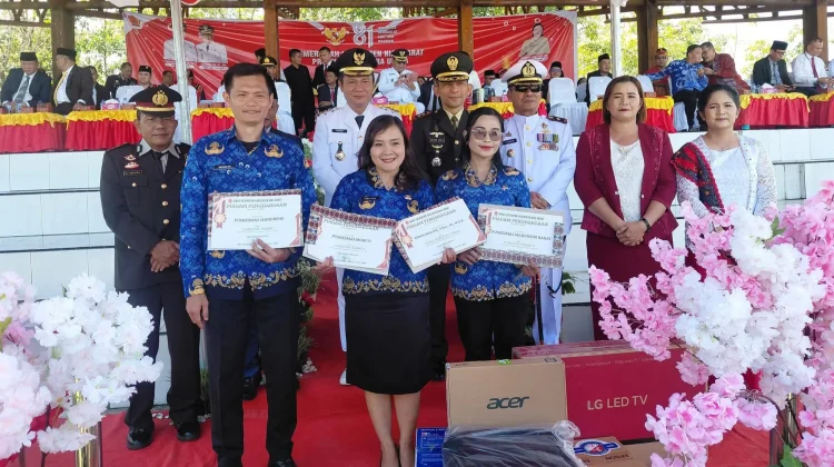 Bupati Nias Barat Berikan Penghargaan kepada Puskesmas Terbaik
