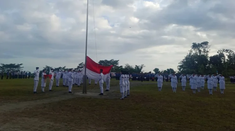 Penurunan Bendera Sang Merah Putih Berlangsung Khidmat di Nias Barat