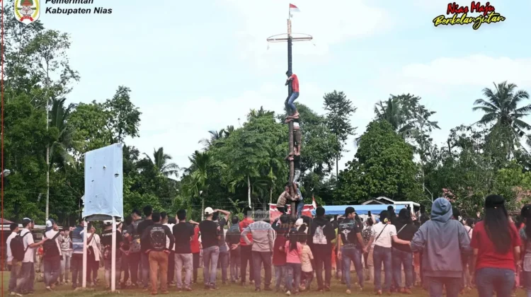 Lomba Panjat Pinang di Kabupaten Nias Meriahkan Perayaan Hari Kemerdekaan