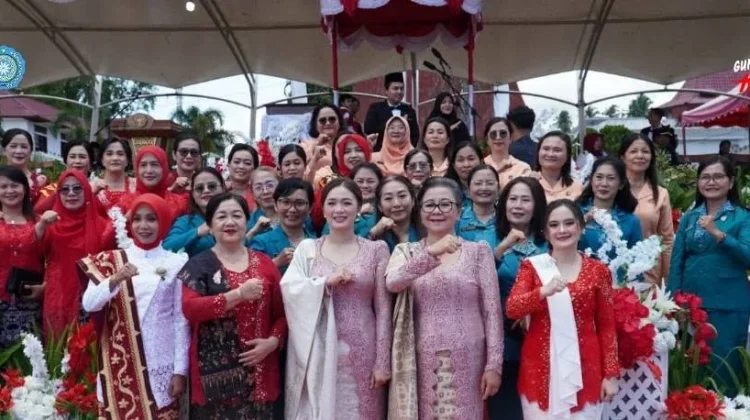 Hadiri Upacara HUT RI, Ny. Veny Sowa’a Laoli Gaungkan Semangat Gotong Royong
