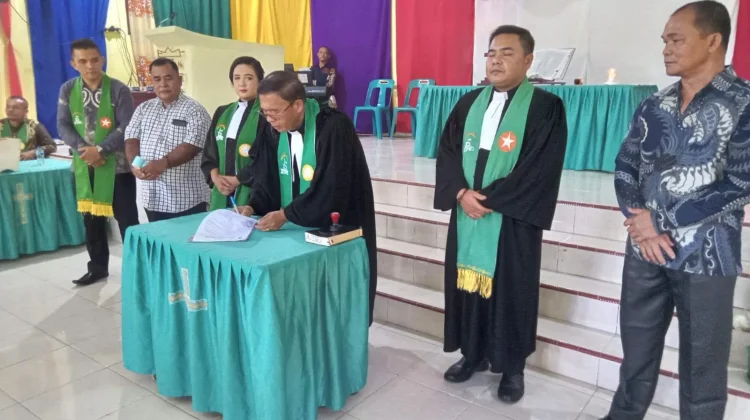 Pdt. Atarina Zega Resmi Layani Jemaat Markus Siwalawa