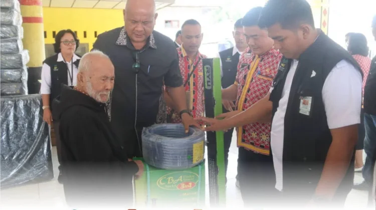 Pemkab Nias Utara Serahkan Bantuan Asistensi Rehabilitasi Sosial untuk Warga