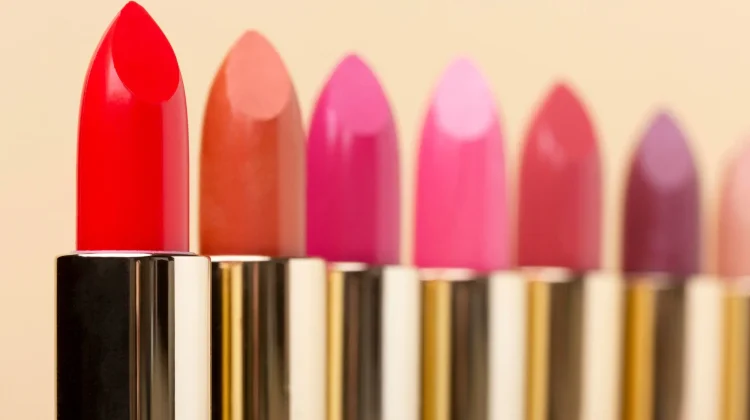 Cara Memilih Warna Lipstik yang Cocok di Kulit