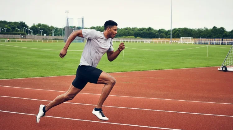 Sama-Sama Lari Cepat, Apa Bedanya Tempo Run dan Interval?