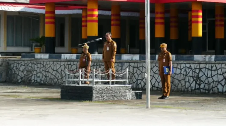 Sekda Bazatulo Zebua Pimpin Upacara Bendera, Ingatkan OPD Kejar Target KUA-PPAS