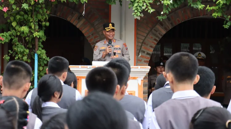 Kapolres Nias Serahkan Sertifikat Program Paham AI kepada Pelajar SMA Xaverius