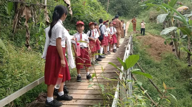 Akses Jalan 4 KM ke SDN Sanawuyu Nias Utara Belum Tersentuh Aspal sejak Merdeka