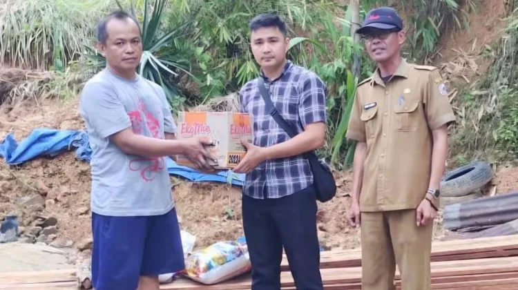 Dinsos Salurkan Bantuan Bagi Korban Longsor di Gunungsitoli Idanoi