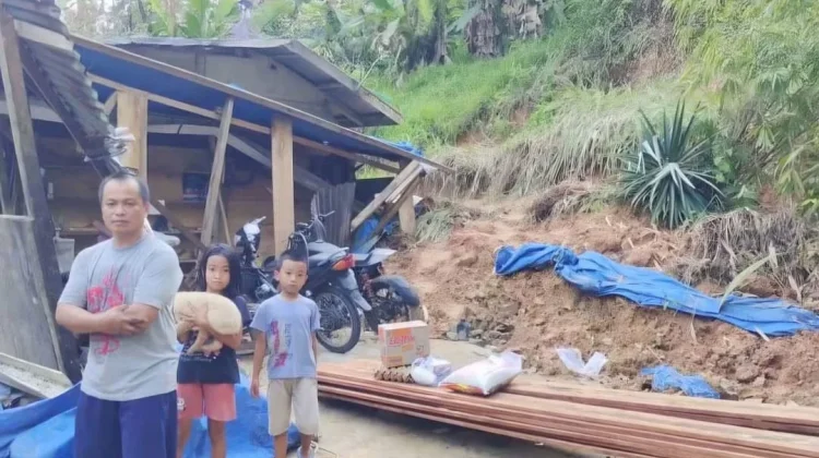 Dinsos Salurkan Bantuan Bagi Korban Longsor di Gunungsitoli Idanoi