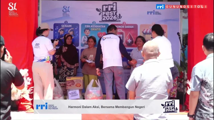 Berbagi Bingkisan untuk Warga Kurang Mampu pada Kegiatan RRI Fest Gunungsitoli