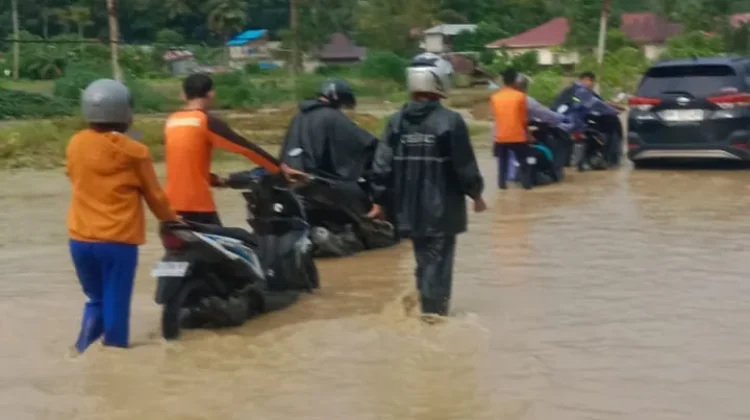 Tim SAR Gabungan Evakuasi Warga Terdampak Banjir di Hilisimaetano, Nias Selatan