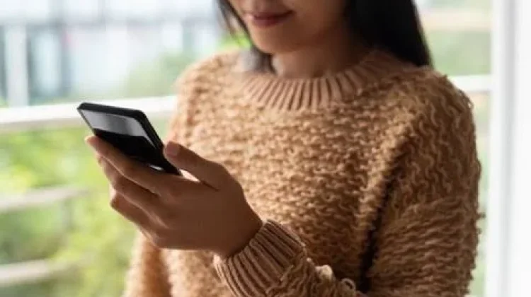 Begini Cara Tahu Sifat Orang dari Gayanya Memegang HP
