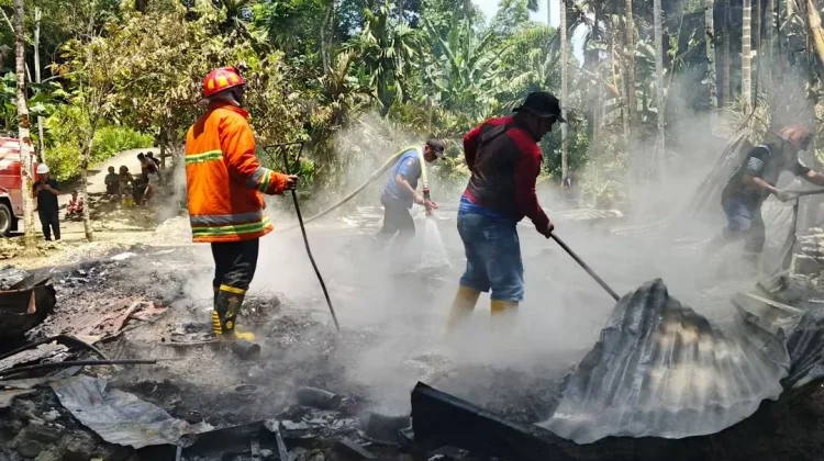 Si Jago Merah Lahap Rumah di Desa Simandraölö